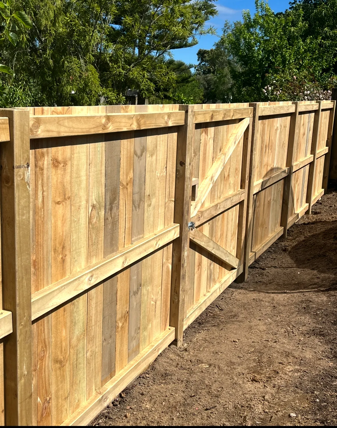 Residential fencing contractor in Hamilton